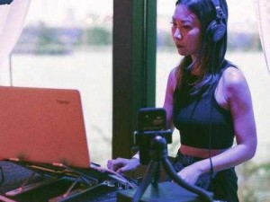 在家的 DJ 妈妈：用音乐点亮生活的时尚主妇